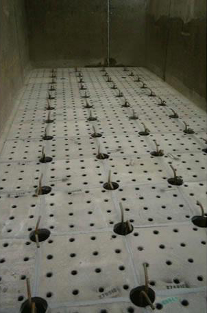 Monolithic flat floor panels installed in rapid gravity filter cell